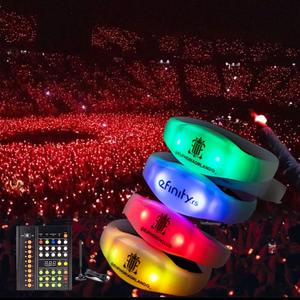 Pulsera interactiva ShineOn con luz LED, pulsera para fiestas navideñas, reuniones nocturnas, conciertos, música - Product Image 1
