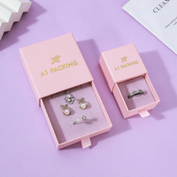 Emballage de bijoux rose Becan avec boutons dorés, pochettes à tirette et inserts lumineux pour présentation (Schmuck Verpackung)