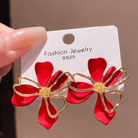 Anting-anting bunga berlapis ganda yang sederhana dan manis, modis untuk dipakai sehari-hari dan serbaguna untuk wanita.