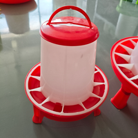 Mangeoires à poulet de grande capacité 6kg 9kg 12kg en plastique PP avec pieds, prix d'usine, mangeoires surélevées