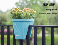 Vente en gros d'usine, pots et jardinières suspendus en rotin pour balcon, pots de fleurs en plastique colorés pour la décoration intérieure et extérieure du jardin