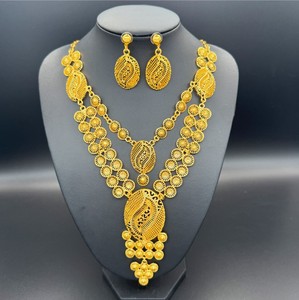 Ensemble boucles d'oreilles longues vintage en alliage plaqué or et collier pour femme, style européen et américain, idéal pour mariage, vente en gros transfrontalière - Product Image 2