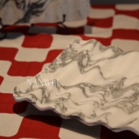 Plateau de service incurvé WeiVibe moderne multifonction en marbre blanc Arabescato à veines prononcées pour table de salle de bain