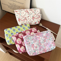Tas Makeup Portabel Motif Bunga Merah Tua Gaya Retro, Clutch Genggam Berlapis, Tas Penyimpanan Persegi dengan Ritsleting, Tas Perlengkapan Mandi Estetis