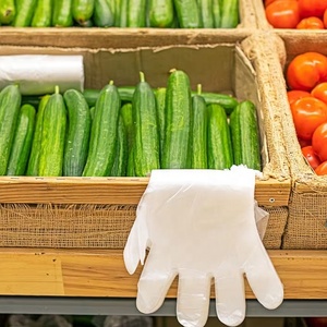 Guantes Desechables de Plástico de Grado Alimenticio con Orificio, Material PE, Impermeables y Duraderos para Supermercados y Gasolineras - Product Image 2