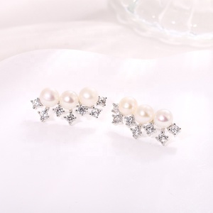 Boucles d'oreilles clous classiques KAMMY 5,5-6 mm en argent 925 avec perles d'eau douce, moissanite et zircon, style vintage et tendance pour les fêtes - Product Image 4