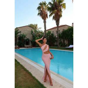 Robe de soirée chic Narcisa rose, paillettes, perles, strass, drapé, coupe A, à étages, taille empire, manches courtes, longueur au sol - Product Image 2