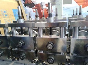 Máquina perfiladora de rodillos para montantes y rieles metálicos, línea de producción de estructuras de acero con canal en C, con motor y componentes principales de engranajes - Product Image 3