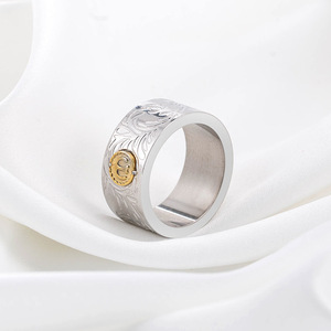 Anillo ancho de acero inoxidable yunnique con patrón arabesco e incrustaciones de oro, joyería unisex - Product Image 1