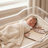 Nouveauté pour fête prénatale et séance photo : Carte d'annonce de naissance en bois rose 'Bonjour le Monde' et panneau personnalisé pour étapes importantes du nouveau-né