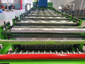 เครื่องขึ้นรูปลอนหลังคาสามชั้น 3 in 1 เครื่องทำแผ่นหลังคาอัตโนมัติ PLC อุปกรณ์ขึ้นรูปลอนเหล็ก - Product Image 2