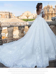 Abito da Sposa da Ballo di Lusso Bianco Elegante Classico con Strascico Lungo e Scollo a V in Pizzo Modesto - Product Image 5