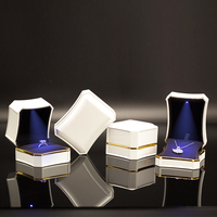 Boîte à bijoux de luxe blanche à LED pour collier, pendentif, bague, avec lampe LED, design carré simple, emballage de bijoux, personnalisation en gros