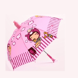 Promotion : Parapluie Enfant à Prix Réduit, 19 Pouces, Motif Mignon, Poignée Courbe, avec Housse Économiseur d'Eau en Plastique - Product Image 1