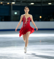 Robe de patinage artistique rouge sans manches, dos nu en V profond, jupe asymétrique ornée de strass pour filles et adultes, compétition et performance