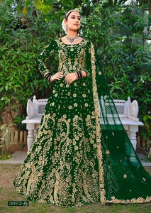 Heavy Velvet with Fancy Dori Work y Stone Work Lehenga Choli para novia disponible a precio mayorista - Product Image 4