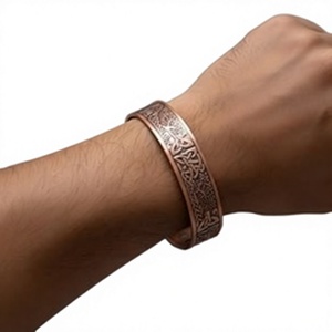 Bracelet ouvert élégant en cuivre forgé avec finition nœud d'arbre, bijou en métal tendance au design exquis - Product Image 1