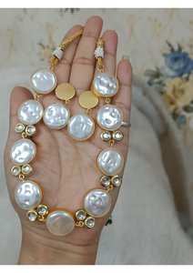 Elegante conjunto de collar ovalado chapado en oro con pedrería Kundan para mujer, con acabado similar a la perla blanca, joyería étnica nupcial. - Product Image 3