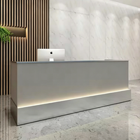 Bureau d'accueil minimaliste moderne avec logo personnalisé et éclairage LED pour hall d'entreprise