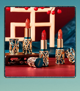 Rouge à lèvres luxueux gaufré effet brume douce, végétalien, longue tenue, résistant à l'eau, gloss mat bicolore aux ingrédients minéraux - Product Image 5