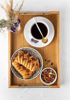 Plateau de service rectangulaire en bambou fait main de luxe avec poignées métalliques, plateau de petit-déjeuner en bois pour aliments