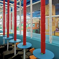 Parc de jeux d'aventure intérieur personnalisé pour enfants, parc de trampolines intérieur pour enfants avec structure de saut