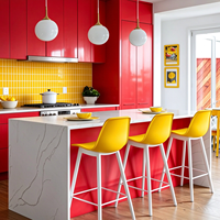 Meuble de cuisine îlot géométrique SANTOPOVA pour appartement avec rangement mural intégré, tiroir coulissant, robinet et panneaux à grain vertical