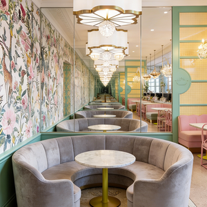 Patisserie Modern Anggun dengan Toonbank Pengatur Iklim Kaca, Toonbank Terbuka Bertingkat, dan Panel Lapisan LED Terintegrasi - Product Image 4