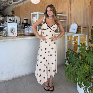 Vestido Maxi de Verano con Encaje Floral y Parches, Cuello en V, Tirantes Finos, Diseño Ajustado, Elegante y Moderno para Vacaciones - Product Image 2