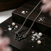 Colliers pendentifs exquis en forme de papillon noir porte-bonheur, colliers simples et élégants pour femmes, cadeaux souvenirs, chaînes de colliers