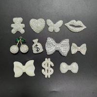 En gros, breloques de luxe scintillantes en diamant, motifs papillon, nœud, lèvre, ours, cœur, signe d'argent, pour sacs, coques de téléphone, coques d'iPad, décoration et loisirs créatifs DIY