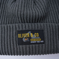 100% Acrylique Tissé Étiquette Logo Chapeau Chaud Designer De Haute Qualité Matériau Doux Chaud Noir et Gris Foncé Bonnets Épais