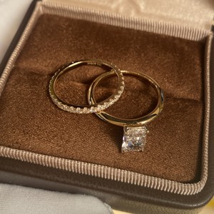 Anello Nuziale Classico Personalizzato <span class=keywords><strong>con</strong></span> Diamante Coltivato <span class=keywords><strong>in</strong></span> Laboratorio Taglio Radiant Certificato IGI 14k/18k <span class=keywords><strong>Oro</strong></span> D/E/F/VVS VS VVS e <span class=keywords><strong>Pietre</strong></span> Laterali Incastonate - Product Image 3