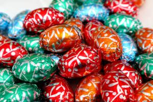 Boîte à œufs en <span class=keywords><strong>chocolat</strong></span> <span class=keywords><strong>noir</strong></span> amer solide KENLAIFU avec logo personnalisé OEM, 275 g, en vrac, pour Noël, Pâques, anniversaire, cadeaux d'entreprise - Product Image 5