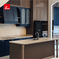 Cuisine haut de gamme Alland, style Shaker, laque mate bleu foncé, avec îlot cannelé, design italien de luxe.