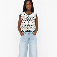 Gilet tricoté personnalisé OEM & ODM pour femme, sans manches, col rond, style bohème, printemps-été, en acrylique, doux, fabriqué sur mesure par notre usine de tricots.