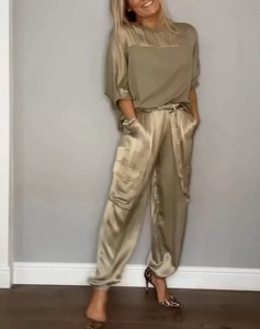 Komfortabler Loser Damen-Anzug mit Glänzender Satin-Bluse und Hose mit Hoher Taille und Kordelzug - Product Image 2