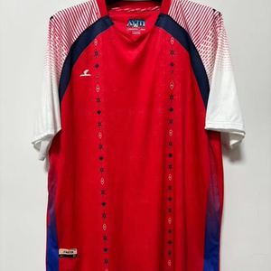 เสื้อฟุตบอลแขนสั้นสีแดงน้ำเงินขาวของเฮติรุ่นใหม่สำหรับผู้ชาย รุ่นแฟนคลับ ผลิตจากโพลีเอสเตอร์ 100% พิมพ์ลายด้วยความร้อน - Product Image 1