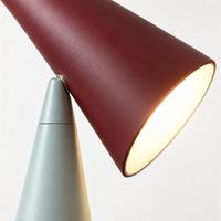 Lampe de table conique sculpturale moderne avec abat-jour angulaire bordeaux et base conique ivoire pour chambre à coucher, chevet, salon, hôtel, bureau