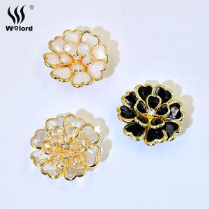 Cubiertas Cuadradas de Aleación de Zinc con Esmalte Floral, Decoraciones de Corazón, Estrella y Diamantes de Imitación, Tamaño Grande, para Abrigos y Bolsos, Personalizadas y Exquisitas, 2025 - Product Image 1