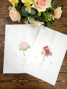 Toalla de Mano de Algodón Blanco de Alta Calidad, Bordada Personalizada con Diseño de Hortensia Rosa, para el Hogar, Deportes y Bodas - Product Image 1
