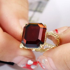 Anello da Donna in Stile Vintage con Pietra Rossa Taglio Quadrato, Gioiello alla Moda - Product Image 4