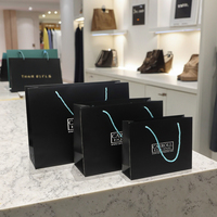 Sac shopping en papier de luxe personnalisé avec gaufrage/estampage à chaud, logo personnalisé, poignée en ruban pour l'emballage de chaussures et de vêtements, utilisation promotionnelle