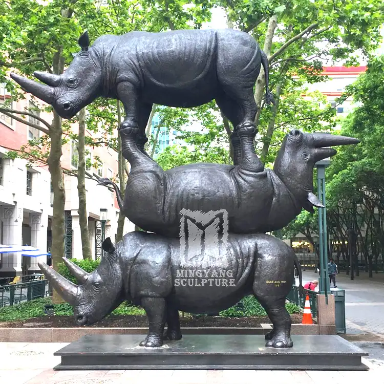 Beroemde Metalen Brons Drie Witte Neushoorn Sculptuur Straat Plaza Decoratieve Grote Rhino Standbeeld Openbare Kunstwerk Aangepaste