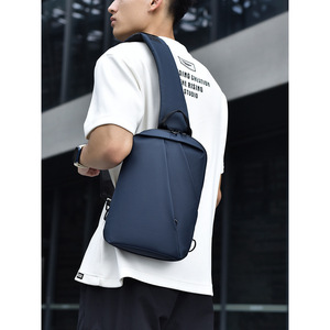 กระเป๋าสะพายข้างผู้ชายน้ำหนักเบาและมีสไตล์ กระเป๋าสะพายข้างและกระเป๋าเป้สะพายหลังสำหรับเล่นกีฬาความจุขนาดใหญ่สำหรับการเดินทาง กันน้ำอเนกประสงค์ - Product Image 1