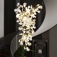 Luminaire suspendu personnalisé en céramique blanche avec pétales de feuilles Luminaires modernes avec hauts plafonds Escalier de luxe Lustre en cristal de luxe pour hôtel l