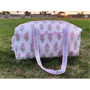 Sac de voyage matelassé en coton fait main, léger, intérieur spacieux, construction durable, imprimé blocs élégant, idéal pour les voyages - Product Image 5