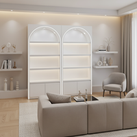 Vitrine de présentation de cosmétiques blanche simple avec finition peinture au four, rangement amovible et éclairage pour salon de beauté et boutique de cosmétiques
