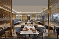 Ensemble de meubles de restaurant, café, hôtel de luxe moderne, table et chaises en bois massif sur mesure, usage commercial