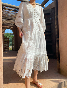 <span class=keywords><strong>Abito</strong></span> Casual 2024 donna di alta qualità a <span class=keywords><strong>mezza</strong></span> <span class=keywords><strong>manica</strong></span> bianca con scollo a V nuovo Design con bottone frontale ricamato <span class=keywords><strong>abito</strong></span> <span class=keywords><strong>lungo</strong></span> primavera/estate - Product Image 2